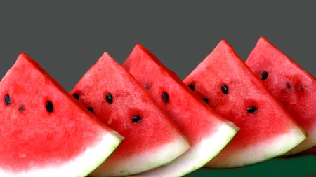 Ce a găsit o femeie în interiorul unui pepene verde cumpărat din supermarket. Soiul a devenit foarte popular în ultimii ani - FOTO