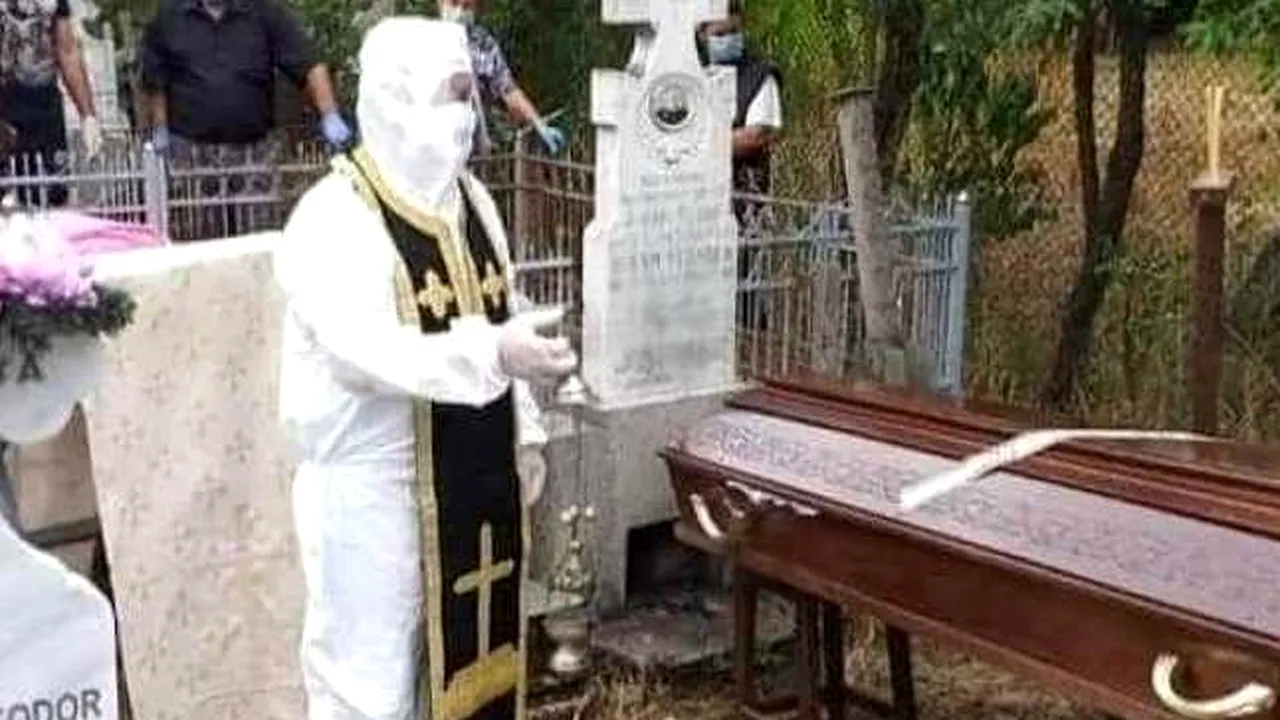 Preotul Alexandru Militaru, devenit celebru pentru combinezonul purtat la o slujbă de înmormântare, a murit. El era așteptat la ultima Bobotează, înainte de pensionare