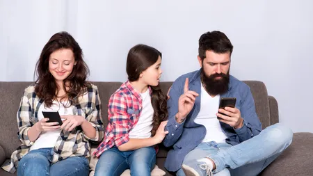 STUDIU înfiorător - Unul din cinci părinți din România nu s-a jucat niciodată cu copilul său