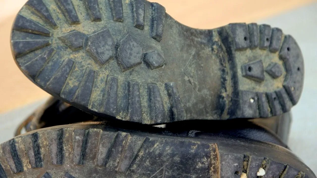 AVERTISMENTUL MEDICILOR. Cât supraviețuiește COVID-19 pe talpa pantofilor și cum îi putem curăța