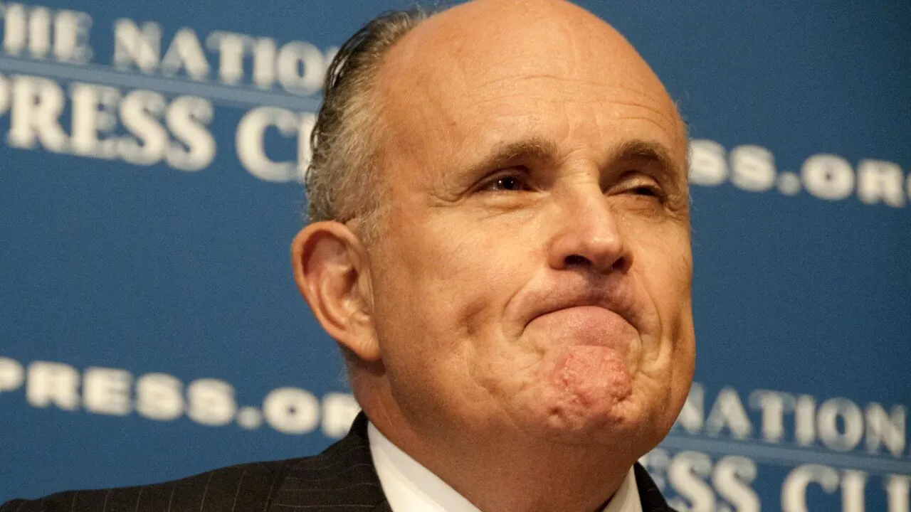 Rudy Giuliani, fostul avocat al lui Donald Trump, dat în judecată pentru hărțuire sexuală