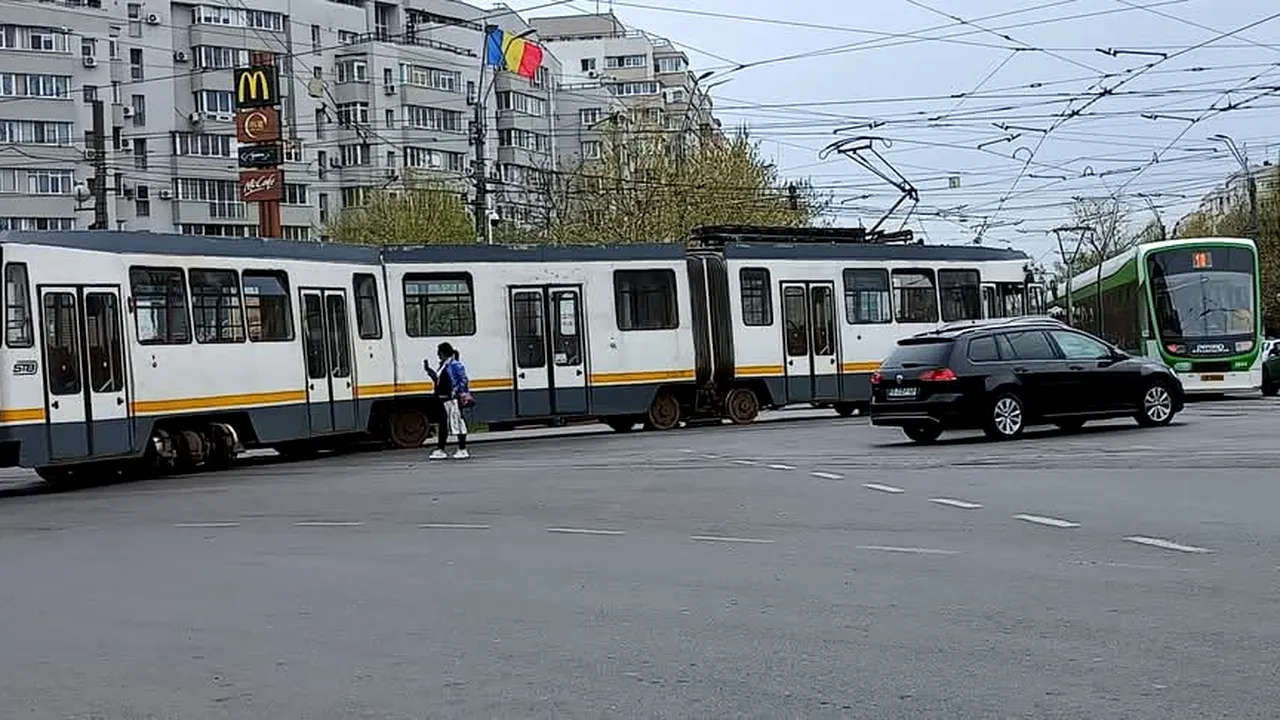 Un tramvai a deraiat în București. Un motociclist a fost rănit ușor, în urma incidentului