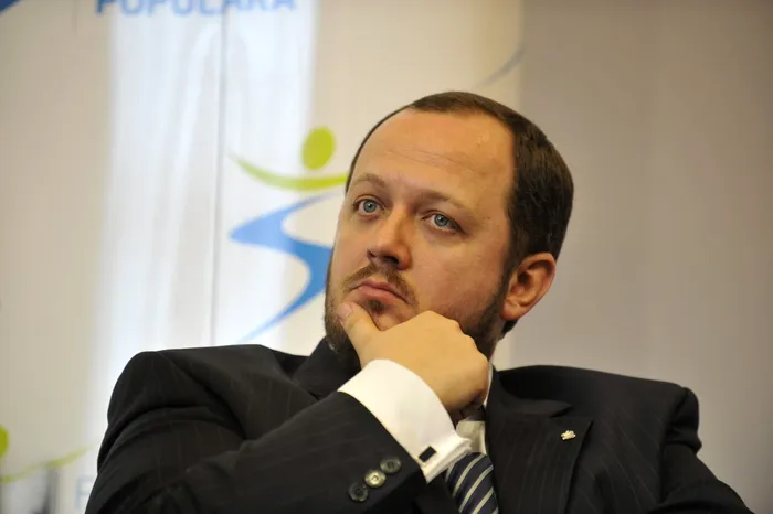Abia plecat din guvernul nevotat Tomac, Adrian Papahagi lansează un avertisment pentru Ilie Bolojan: „Mâine îl pot sfâșia”
