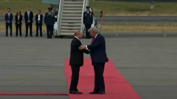 Donald Trump i-a strâns mâna lui Vladimir Putin, în Alaska / Trump: Vreau să văd un ARMISTIȚIU rapid