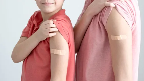 Copiii de peste 12 ani se pot vaccina împotriva COVID-19 de miercuri