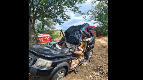 FOTO | O șoferiță din Vaslui a murit strivită după ce s-a izbit cu mașina de un copac