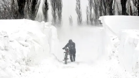 Bărbat scos mort de sub zăpadă de către medicii de la Ambulanță