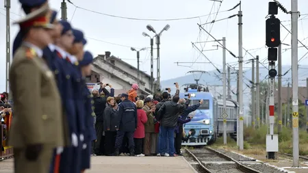 Aproximativ 200 de persoane, la plecarea trenului regal din Sinaia