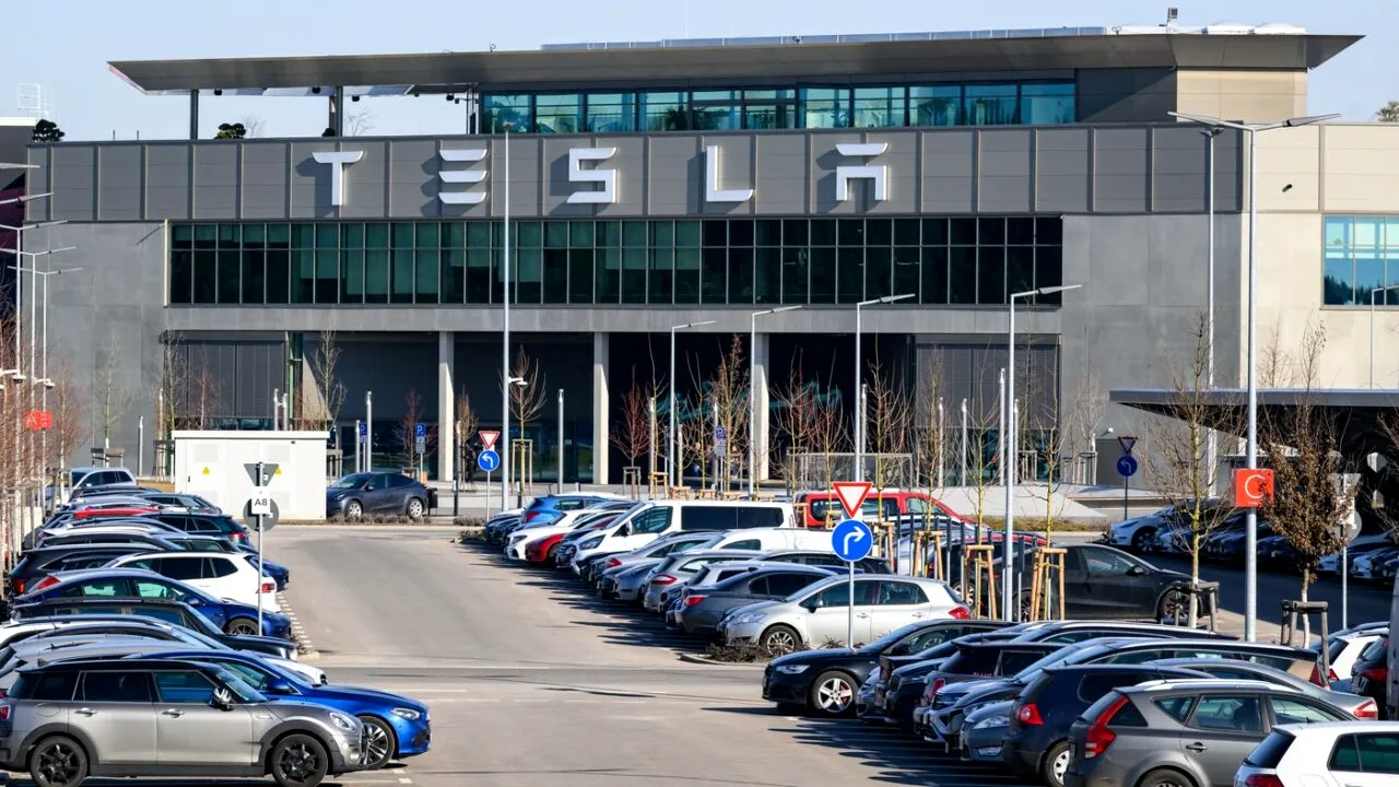 Confruntată cu un val de concedii medicale, Tesla amenință angajații bolnavi că le va REȚINE salariile