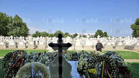 Primele imagini de la mormântul lui Ion Iliescu, după înmormântare. Oamenii își fac selfie cu crucea fostului președinte