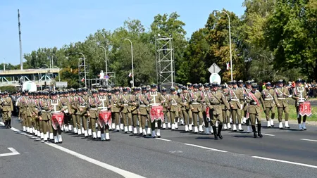 Ziua Armatei Poloneze. Parada „istorică“ de la Varșovia a început