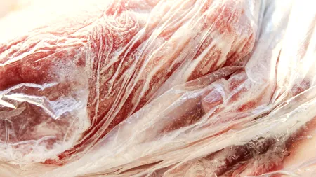 Cât rezistă carnea de PORC în congelator, de fapt. Greșeala pe care mulți români o fac