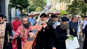 Gigi Becali, cu crucea pe umăr, a mers să „sfințească” Piața Victoriei: „Contramanifestație față de marșul LGBT Bucharest Pride”