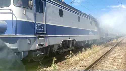 VIDEO | Locomotiva unui tren cu 250 de pasageri a luat foc la Videle, în județul Teleorman. Flăcările au cuprins și primul vagon