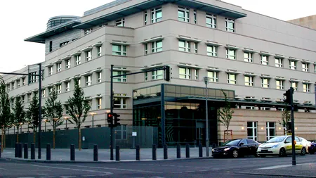 Un bărbat cu probleme psihice a încercat să introducă o bombă în Ambasada SUA din Berlin