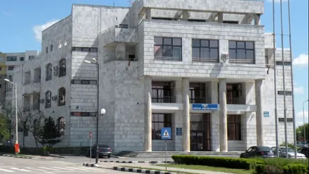 DNA a descins la sediul Consiliului Județean Giurgiu. Anchetatorii au plecat cu acte legate de achiziții și angajări