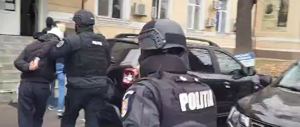 Polițiștii din Gorj au făcut peste 20 de PERCHEZIȚII într-un dosar de schingiuire, organizare și participare la lupte de câini. Opt persoane, reţinute