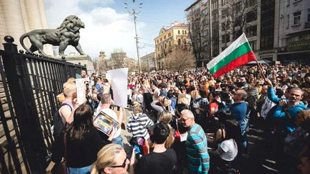 50% din bulgari resping trecerea la EURO. Directorul unui institut de cercetare: „Bulgarilor săraci le este frică să devină și mai săraci”