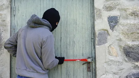 ATENȚIE la spărgătorii care dau târcoale caselor în perioada Crăciunului! Ce trebuie să faci ca să nu te dai de gol