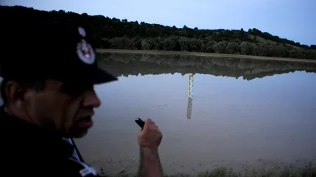 Un piteștean câștigă pentru a doua oară proba de traversare înot de 6,5 kilometri a Lacului Tarnița