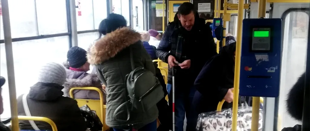 Cerșetorul din imagine păcălea lumea că e orb și cerea câte 1 leu în tramvaiul 101 din Ploiești. Cum s-a dat de gol, fără să vrea