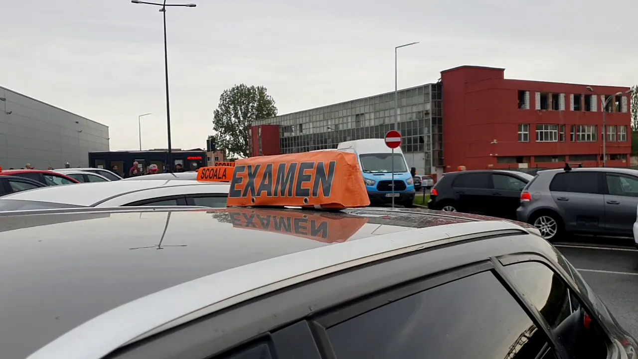 Pățania unui tânăr de 25 de ani: A vrut să trișeze la examenul pentru obținerea permisului auto, dar a ajuns la SPITAL