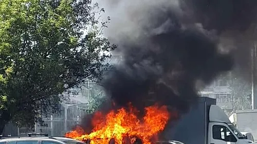 INCENDIU. Mașină cuprinsă de flăcări la Galați! Focul se putea extinde și la alte autoturisme - FOTO