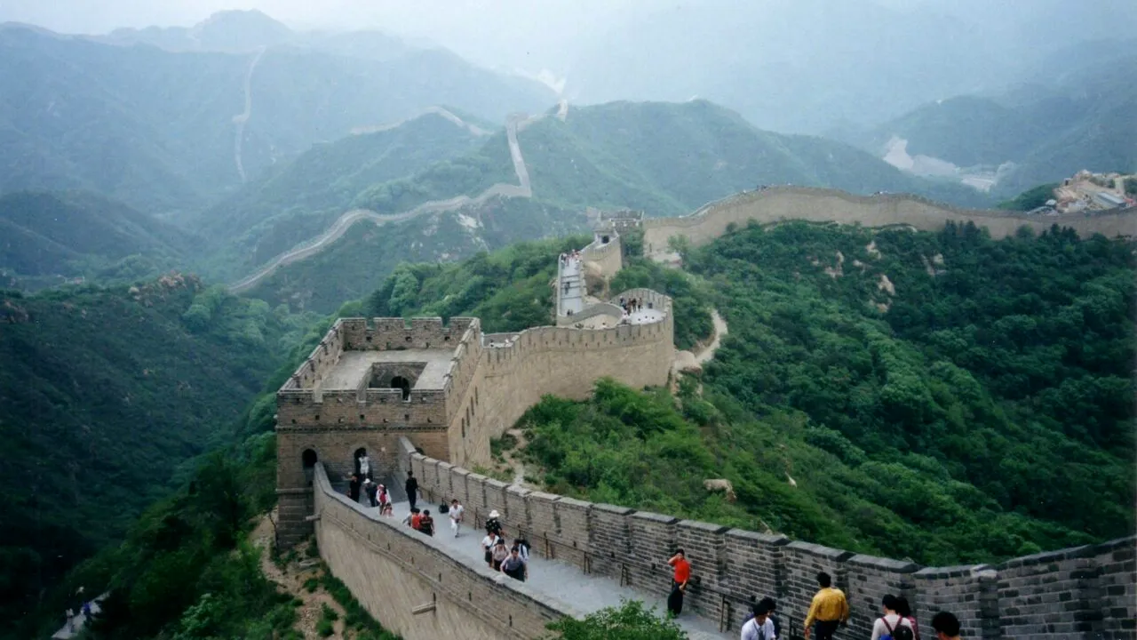 Au distrus MARELE ZID Chinezesc, cu excavatorul, ca să facă o scurtătură | VIDEO