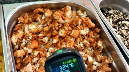 Atentat la sănătatea publică. ANPC a fotografiat în ce condiții sunt pregătite produsele de la Patiseria IOANID și SUSHY TORRY