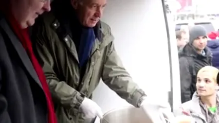 Ambasadorii SUA și Marii Britanii au împărțit mâncare caldă oamenilor străzii, la Gara de Nord