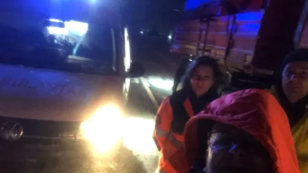 O gravidă a născut acasă, după ce ambulanța a rămas blocată în zăpadă. O asistentă și-a croit drum cu o mașină off-road până la ea