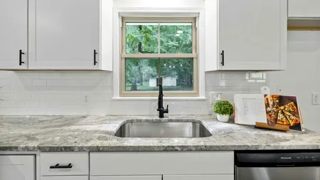 (P) Trucuri de care să ții cont când alegi o chiuvetă pentru o bucătărie mică