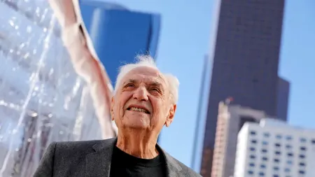 Renumitul arhitect Frank Gehry a decedat la vâsta de 96 de ani. Imaginația și măiestria sa au transformat clădirile în poezie