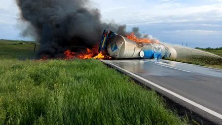 Accident grav în Brăila. O autocisternă s-a răsturnat şi a luat foc (GALERIE FOTO)