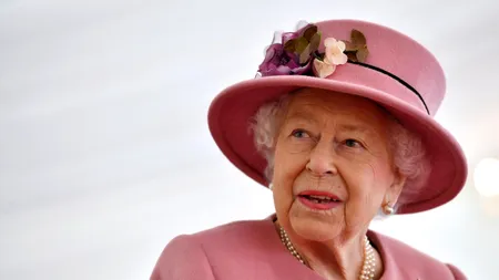 Primul angajament major al Reginei Elisabeta a II-a, la o unitatea de cercetare militară. Pentru prima ei ieșire publică, i s-a alăturat nepotul ei, prințul William
