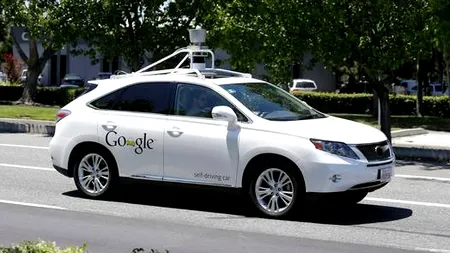 O mașină fără șofer de la Google a lovit un autobuz, primul accident de acest gen din lume