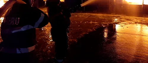 FOTO-VIDEO | Incendiu puternic la o fabrică din Maramureș. Au intervenit pompieri din patru județe