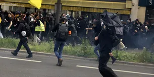 <span style='background-color: #2c4082; color: #fff; ' class='highlight text-uppercase'>VIDEO</span> VIOLENȚE în Franța, la manifestațiile de 1 Mai /Agenți ai forțelor de ordine au fost răniți, zeci de manifestanți au fost reținuți