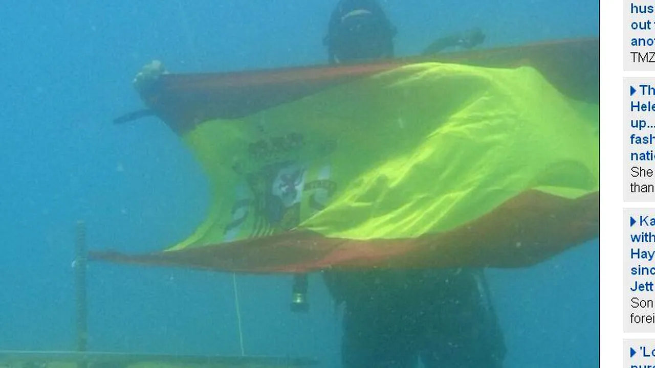 S-au fotografiat cu steagul Spaniei sub apă. 