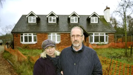 O familie din Marea Britanie cere daune de 360.000 de euro după ce casa în care locuiau a fost contaminată cu 500 de litri de kerosen