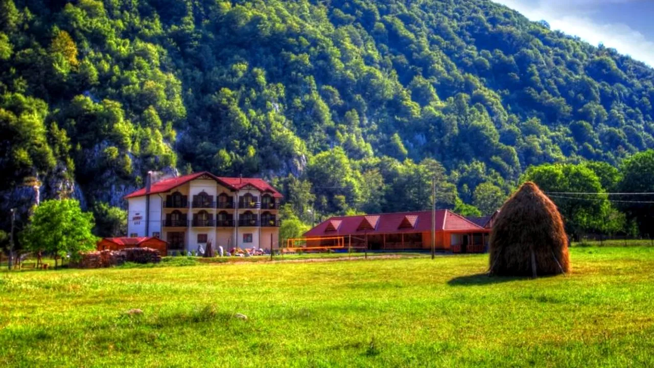 EFECTELE #CORONACRIZEI. Românii nu se tem să călătorească după ridicarea măsurilor de restricție. Ei aleg însă cazările izolate și rezervările fără risc