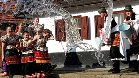 MESAJE DE PAȘTE, URĂRI DE PAȘTE și OBICEIUL stropitului de Paște