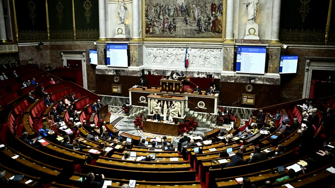 Financial Times: Bugetul de austeritate generează riscuri pentru economia FRANȚEI, cu impact asupra zonei euro