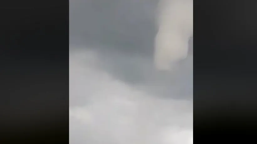 O tornadă în formare, filmată într-un sat din județul Arad - VIDEO 