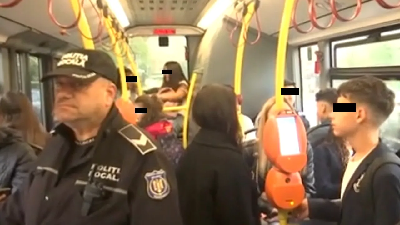 Elevii unui oraș din România merg la şcoală GRATIS, în autobuze speciale, cu pază şi protecţie. Ei sunt însoțiți mereu de un polițist local