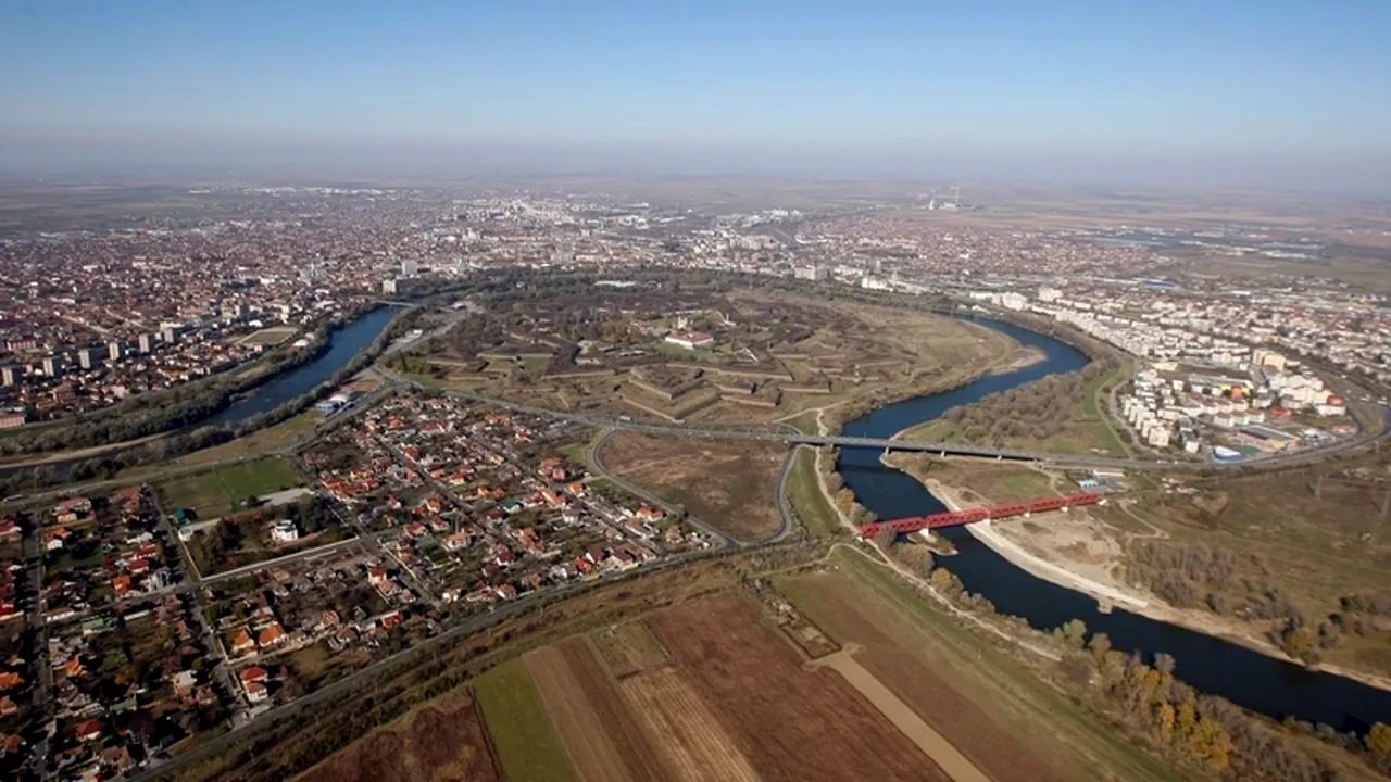 Proprietarii de clădiri istorice din Arad, obligați să înceapă refacerea fațadelor