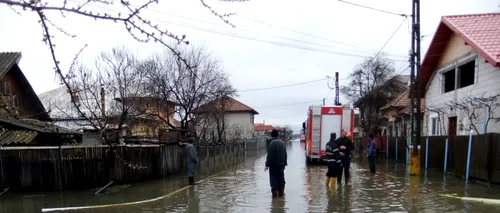 Inundații în mai multe județe din țară. Circulația feroviară oprită, zeci de persoane evacuate