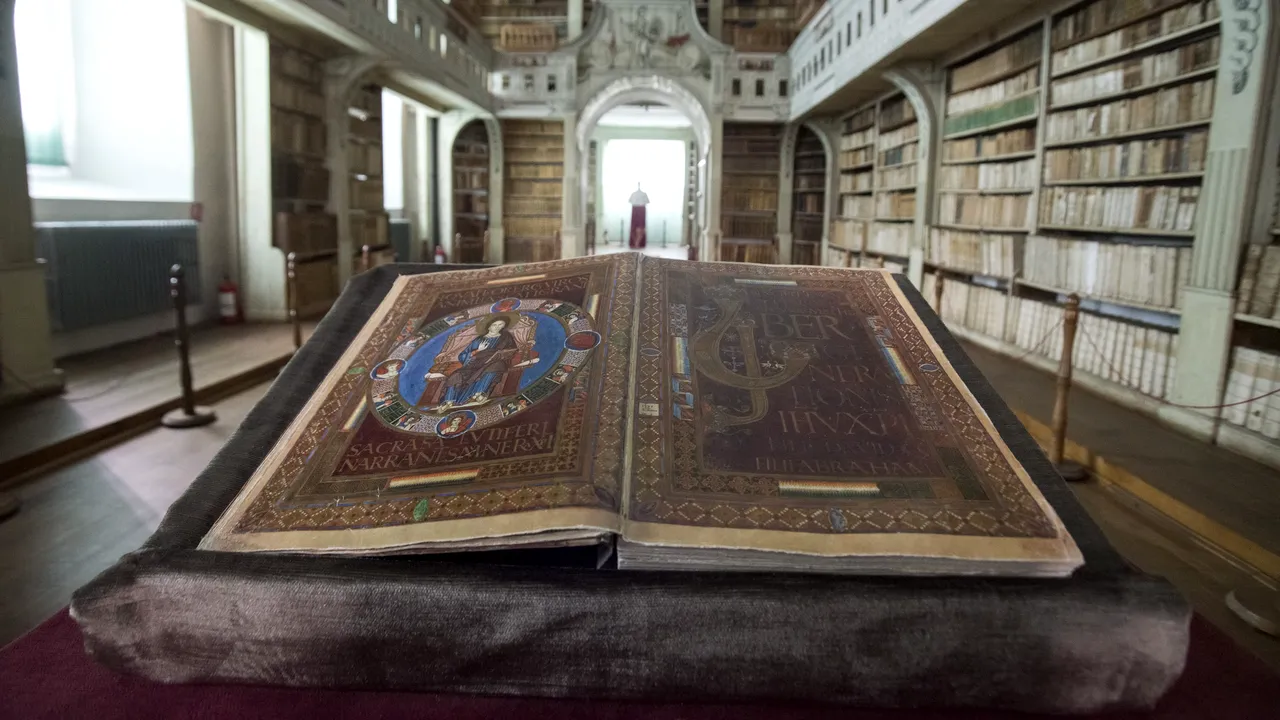 Controversa din jurul retrocedării Bibliotecii Batthyaneum din Alba Iulia. Ce se întâmplă cu comorile din acest muzeu