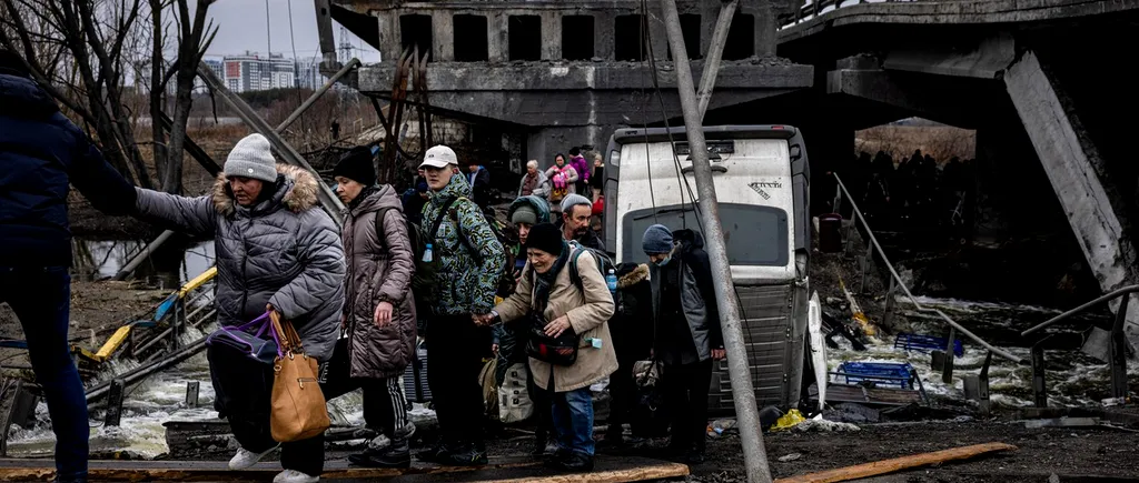 FOTO | Un pod distrus de rachetele armatei ruse a rămas singura cale de evacuare a localnicilor din Irpin, un oraș de lângă Kiev