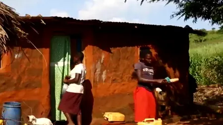 O fetiță s-a ales cu o infecție gravă la picioare, după ce a intrat desculță într-o COCINĂ